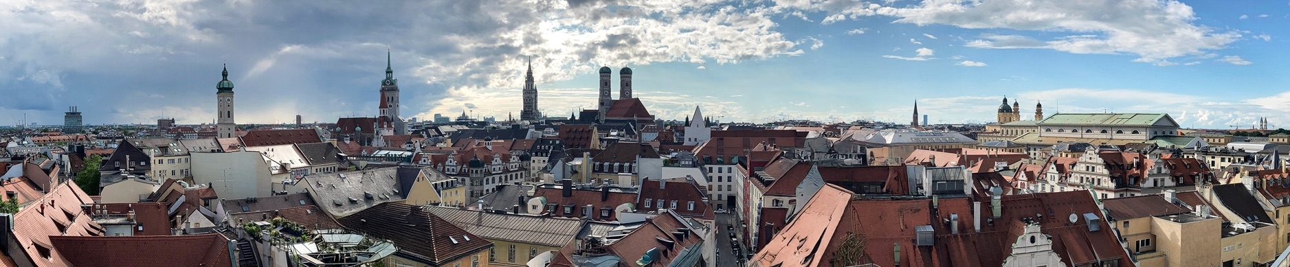 Blick über die Dächer der Münchner Altstadt mit Frauenkirche